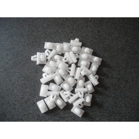 6986-18   AGRAFE PLASTIQUE